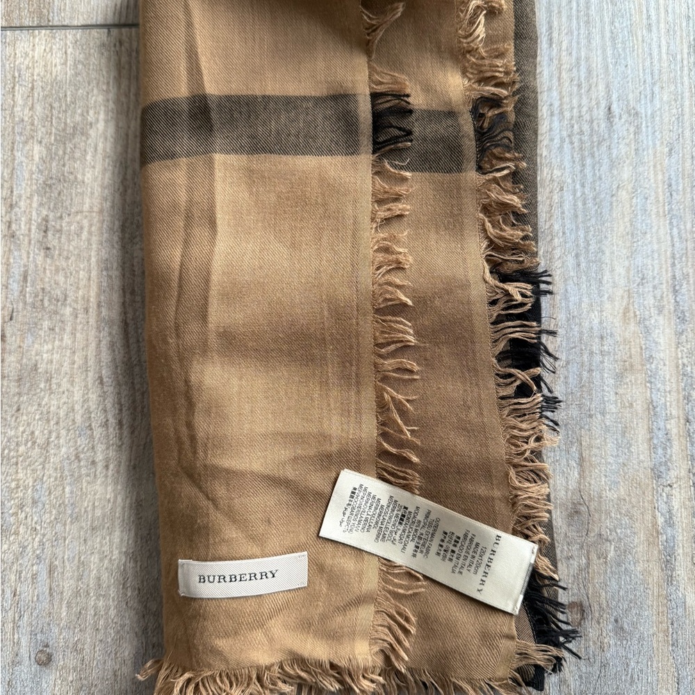 BURBERRY Scarf - Picture 3 of 6